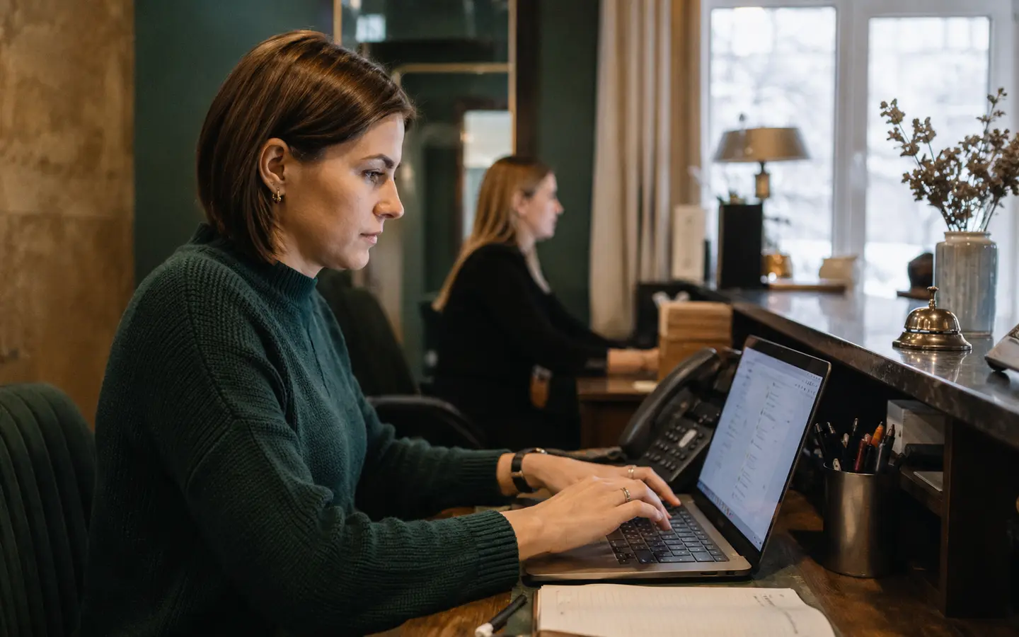 Менеджер принимает обращение, переданное ИИ-ассистентом